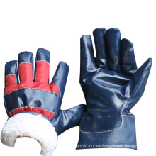 La unidad NMSAFETY en tiempo frío usa guantes de trabajo de invierno de polar grueso
